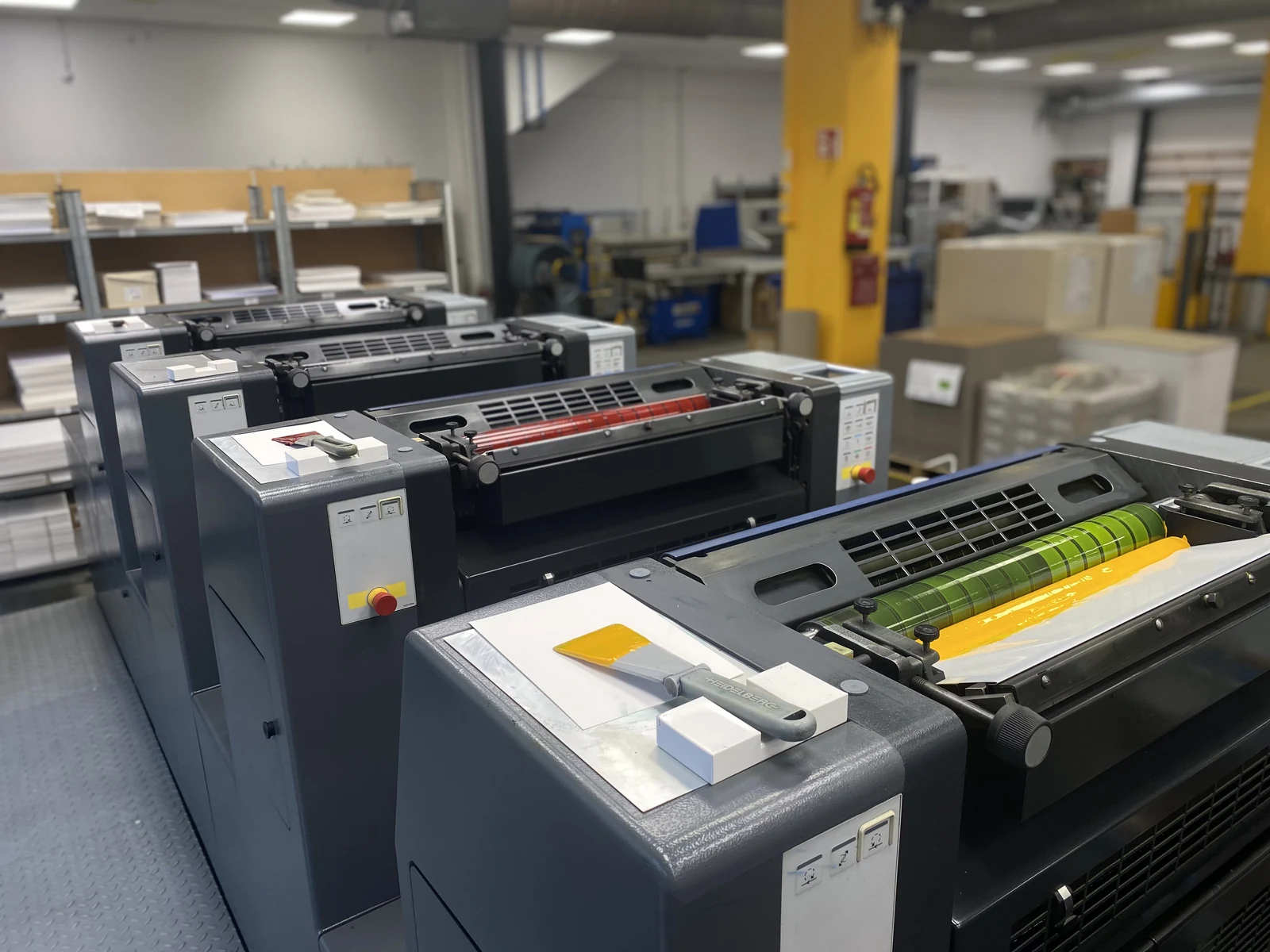 Druckwerke mit farbigen Walzen in der Produktion bei Starzengruber