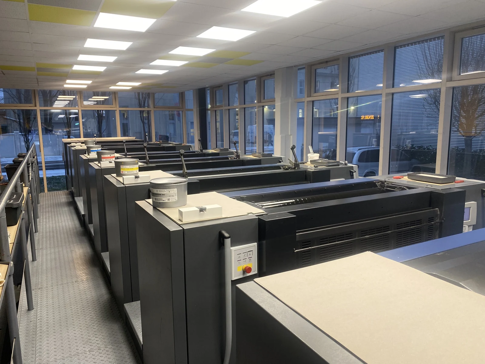 Blick auf die Druckwerke im Produktionsraum bei Starzengruber